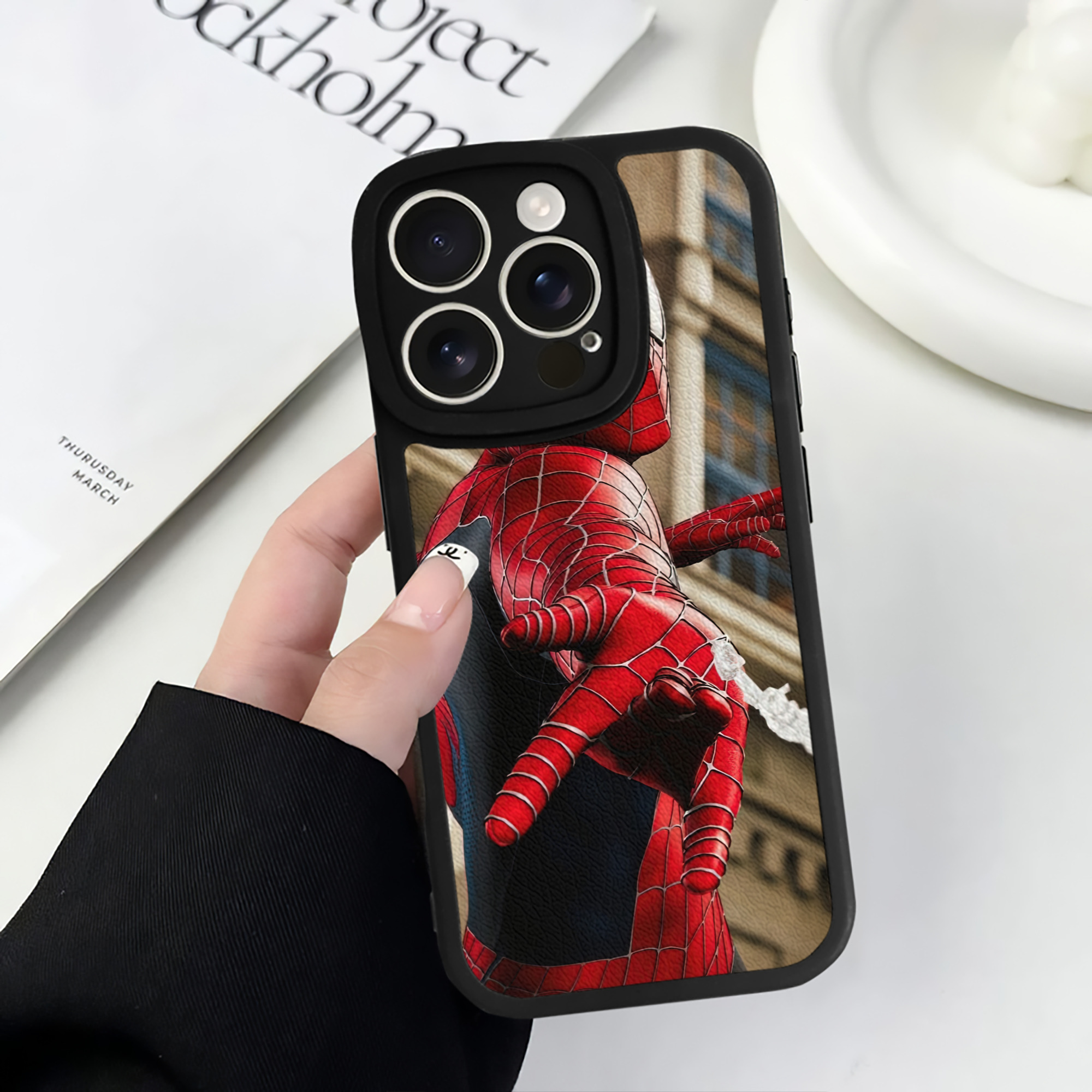 Spider Man スパイダーマン 【iPhone 16シリーズ対応】シリコンスマホケース（レザー調） 材質：シリコン
